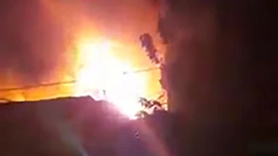 Cháy tiệm sửa xe lúc nửa đêm, cả khu vực hoảng loạn