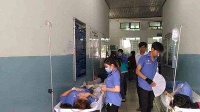 Hàng chục công nhân nôn ói, ngất xỉu trong giờ làm