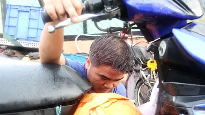3 anh em tiếp tục sửa xe miễn phí khi đường ngập