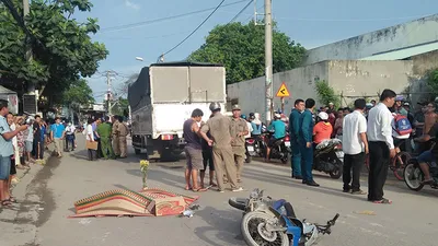 Cụ ông đi đón cháu bị xe tải cán tử vong