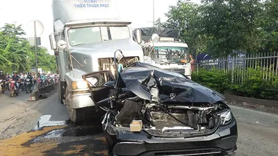 Va chạm container, Mercedes bị xé toạc tài xế thoát nạn