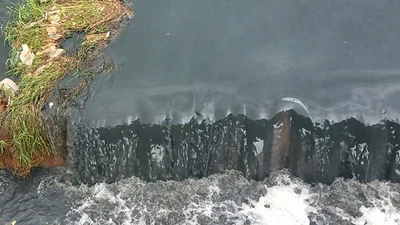 Kênh Ba Bò sủi bọt, bốc mùi nồng nặc