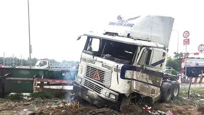 Container cuốn 2 người vào gầm ở dốc cầu Phú Mỹ