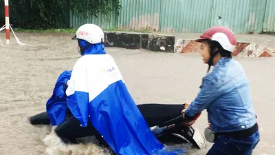 Mưa trắng trời, người TP.HCM bì bõm vượt ngập