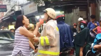 Công an làm việc với người phụ nữ đánh, lăng mạ CSGT 