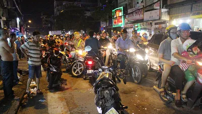 Xe bán tải tông hàng loạt xe máy đang di chuyển