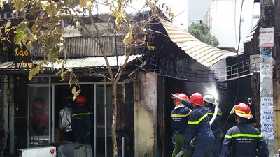 Hỏa hoạn thiêu rụi 3 cửa hàng ở quận 7
