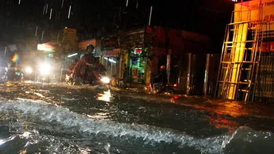 Mưa lớn lúc tan tầm, người dân bì bõm đẩy xe