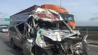 Tai nạn kinh hoàng trên cao tốc, 4 khách bị thương nặng