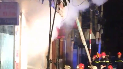 Cháy tiệm túi xách khu Bàn Cờ, chủ nhà kịp thoát hiểm