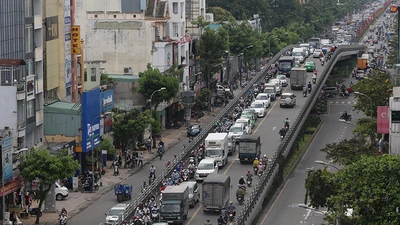 Cảnh sát phong tỏa vụ cháy, đường Cộng Hòa kẹt cứng