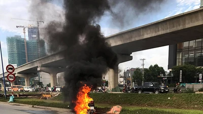 Xe máy cháy ngùn ngụt trên xa lộ Hà Nội