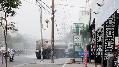 Xe bồn kéo đường dây điện phát cháy trước trạm xăng