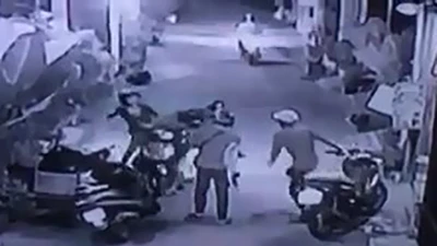 Camera ghi cảnh cướp xe máy táo tợn ở quận Tân Phú