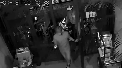 Camera ghi hình nhóm trộm 3 lần vào nhà lấy 3 xe máy 