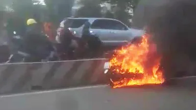 Xe máy cháy trơ khung trên xa lộ Hà Nội