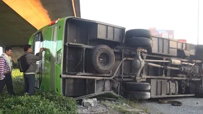 TP.HCM: Xe khách lật ngang, nhiều người kêu cứu