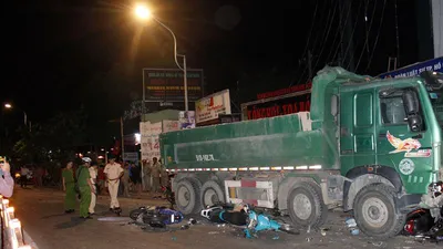 Xe ben cuốn nhiều xe máy: Người nằm la liệt ở Gò Vấp