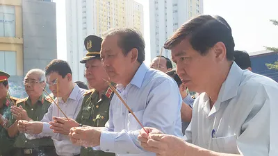 Phó Thủ tướng thắp hương ở hiện trường vụ cháy Carina