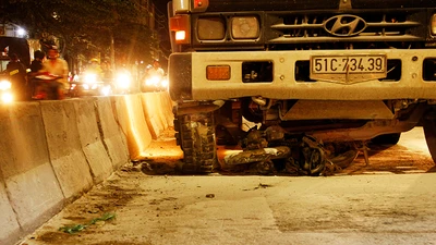 Thương tâm, 2 vợ chồng bị xe tải cán trong đêm