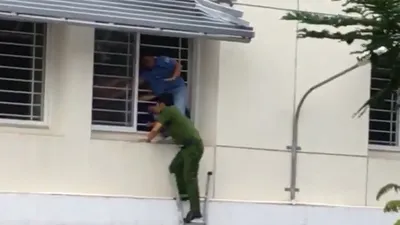 Gay cấn: Cảnh sát giải cứu sinh viên nhảy lầu vì điểm thấp