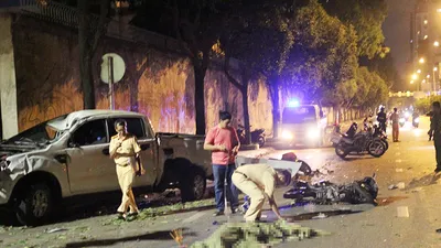 Hình ảnh kinh hoàng ô tô tông nhiều xe máy dừng đèn đỏ 