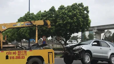 Tông nhiều xe máy dừng đèn đỏ, tài xế cố thủ trong ô tô