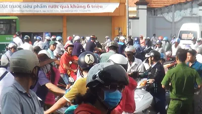 Cảnh sát vất vả can ngăn 2 người đàn ông sau va chạm