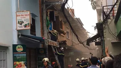 TP.HCM: Con tai biến cùng mẹ mắc kẹt trong chung cư cháy