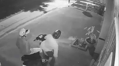 Trộm phá khóa lấy đi ô tô gần 2 tỉ đồng ở Bình Tân