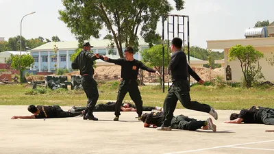 Hàng trăm cảnh sát giải cứu con tin trong tình huống giả định