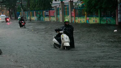 Mưa lớn, hàng loạt tuyến đường ở TP.HCM thành biển nước