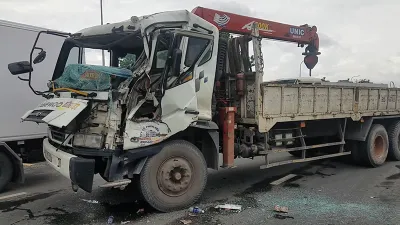 Xe tải mất thắng tông hai xe dừng đèn đỏ, tài xế mắc kẹt