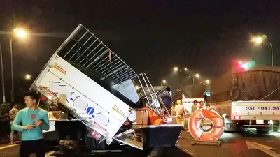 3 cuộn thép hàng chục tấn rơi đè xe tải ở Bình Tân