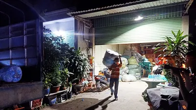 Người thu gom gần 800 kg khẩu trang ở Bình Chánh khai gì?