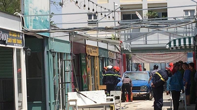 Cháy ki-ốt trong khu mua sắm, nhiều người hoảng loạn tháo chạy