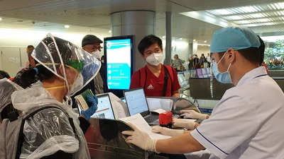 Du khách ở Tân Sơn Nhất bật khóc quay về nước vì dịch COVID-19