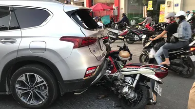 Ô tô nổ lốp gây tai nạn liên hoàn đường Phan Văn Trị