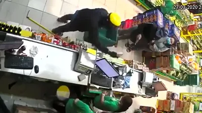  2 kẻ cướp dùng vật giống súng tấn công cửa hàng Bách Hóa Xanh