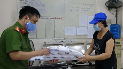 Quận 1: Người giao nộp vũ khí được tặng 10 kg gạo