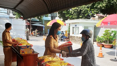 Nhận quà của CSGT cụ ông xúc động: 'Bà ơi có đồ hộp nè'