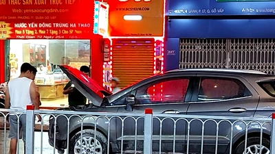 Người dân dập lửa cứu xe bị cháy ở Gò Vấp