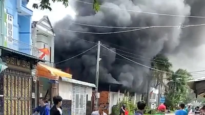 Cháy lớn sau tiếng nổ, dân lấy xô chậu múc nước dập