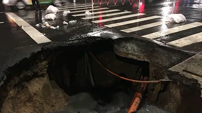 Hố tử thần ‘khủng’ xuất hiện giữa giao lộ ở Gò Vấp