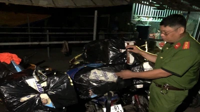 Xe chở hàng lậu lao xuống kênh khi thấy công an