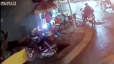 Bình Chánh: Xe máy sụp hố sâu hơn 3m, thanh niên trọng thương