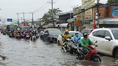 Bình Chánh: Triều cường dâng cao, dân bì bõm vượt ngập 