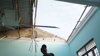 Toàn tỉnh Quảng Ngãi có hơn 84.000 ngôi nhà sập, tốc mái