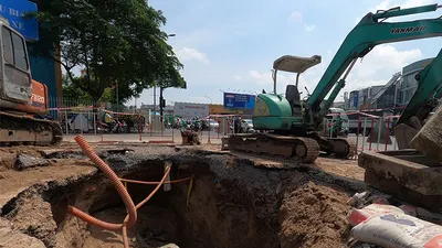 Đổ đất cát lấp hố khổng lồ ở đường Phan Văn Trị