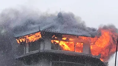 Khách sạn Đồng Khánh ở quận 5 cháy nghi do sét đánh 